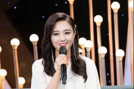 玖月奇迹王小玮单身后更美了，穿白色拖尾连衣裙演唱，气质出众图片