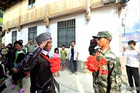 贵州从江：苗族单亲老兵父亲送儿子参军场面让人泪目图片