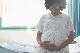 又一起！白人警察硬拽黑人孕妇下车，并朝她肚子狠踢一脚致其流产图片
