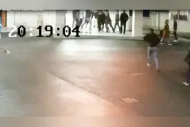 杭州富阳一天发生两起斗殴，都是同一伙人，只因KTV进错包厢视频封面