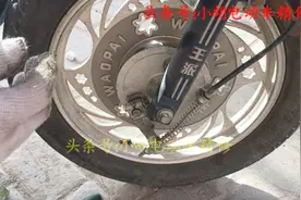 电动车换了新刹车片刹不住车，老师傅教你一招，这样操作才能修好视频封面