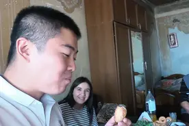 中国小伙及其亚美尼亚妻子看望岳母，农村场景与亚阿战场反差巨大图片