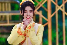 鞠婧祎穿连衣裙再登春晚，被肖战误认成相亲对象，两人表情成亮点图片