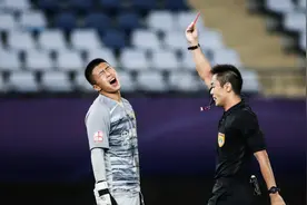中超再现业余一幕！24岁国脚还在抱怨裁判，5秒后全队集体悲伤图片