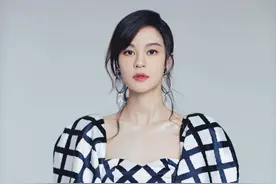 怪不得说郁可唯的腿能C位出道，能把西装裤穿成裙子，也就她了图片