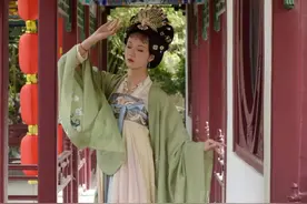 云想衣裳花想容，华清华服露华浓图片