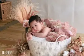53岁吴大维喜得前世小情人，父女二人五官超像，女儿呆萌可爱图片