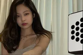 jennie更新美照，穿吊带装配牛仔裤，小麦色肌肤更显辣范图片