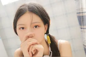 治愈系少女，背带短裤居家小清新图片