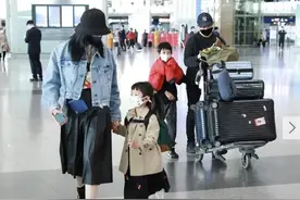 姚晨一家四口现身机场，与老公一前一后交流少，两娃长相像龙凤胎图片