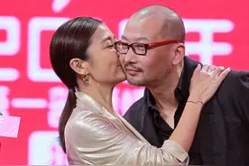 管虎的不羁情史，靠才华征服了3个女人，被娇妻逼婚成就幸福人生图片