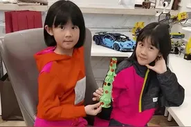 陆毅小女儿做圣诞树，比贝儿脸大显黑，被父亲嘲红配绿像精神小伙图片