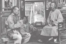 晚清老照片：李鸿章带病谈判萎靡不振，在条约上签名挤成一团图片