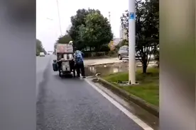 安徽一早餐车主舀路边积水蒸包子，这样的早餐能吃吗？网友：水蒸汽很干净图片