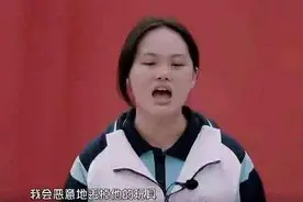 18岁姐姐在众人面大喊：最讨厌小弟，妈妈不能接受，弟弟太可怜图片