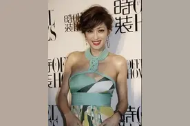 孟广美没在乎过年龄！年过半百了还穿紧身裙凹身材，真是自信极了图片