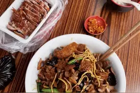 上海一间“破旧”深夜面馆，一份肉丝面40元，明星大腕都来吃过图片