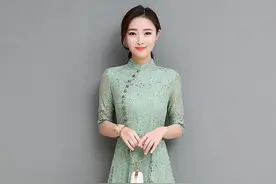 美女试穿《红绿蕾丝长旗袍》图片