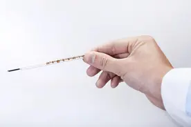 “光腿赤脚爸爸”感动全网！热性惊厥究竟是咋回事？专家解读→图片