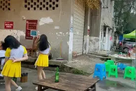 四川一大排档：女子穿短裙当街跳舞，有的男顾客看到羞红了脸图片