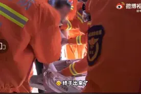 山西平遥：奶奶把娃放进洗衣机玩耍被卡图片