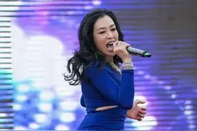 钟丽缇自信过了头，微胖身材穿紧身衣还挖两洞，却挤出赘肉不太美图片