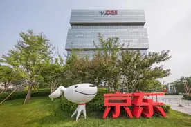 白手起家大赚千亿，他娶了清华学霸为妻，给家乡捐款投资161亿图片