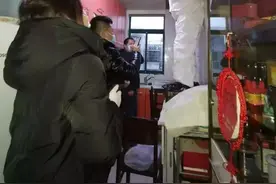 瑟瑟发抖，有蝙蝠飞进这户上海人家，怎么办？图片
