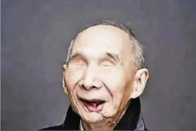 94岁失明老兵隐姓埋名，因日军大印暴露身份，部队开6辆坦克迎接图片