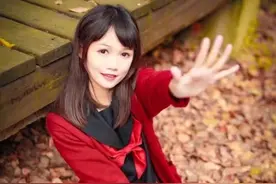 红衣少女写真图片