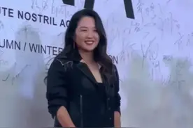 何洁胖到收不住，还得踩双细高跟，这样打扮下起码看着不土图片