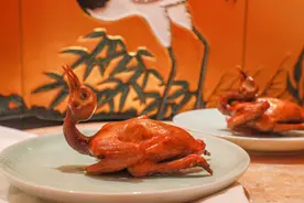 皮脆肉嫩还爆汁的红烧乳鸽，够正图片