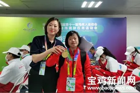 宝鸡裁判员耐心安抚哭闹运动员获好评图片