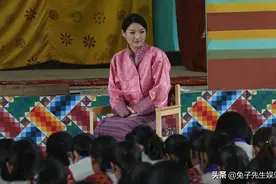 30岁不丹王后与小伙握手，对方害羞低下头，被佩玛古典美貌惊艳了图片