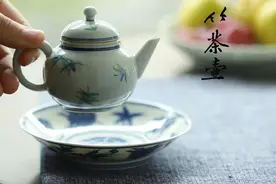 精致可爱的《斗彩绿竹茶壶》图片