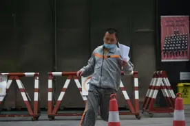 你看，高墙外那些迫不及待奔向自由的脚步图片