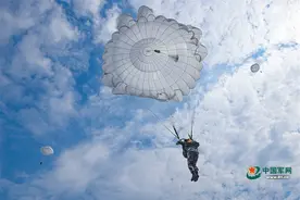 精准着陆全纪录！看第73集团军1400名特战官兵伞降训练图片