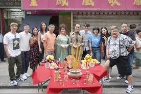 66岁冯宝宝曝近照！街边穿抹胸长裙存风韵，曾因家庭患上精神病图片