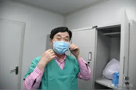 护目镜下的框架眼镜 援鄂医护人员眼镜双重起雾让他心疼又揪心图片