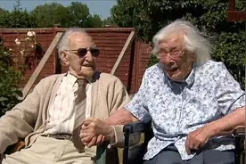 英老夫妻结婚80周年，一起走过二战，妻子称丈夫现在早上还会吻她图片
