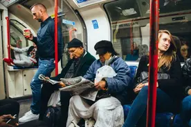 地铁车厢内可以玩手机？英国人来华被震惊：被西方舆论欺骗了10年图片