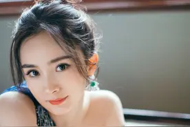 GQ盛典番外，杨幂穿运动鞋走红毯，秦海璐走养生红毯图片
