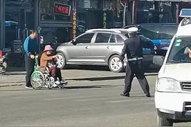 呼和浩特市交警帮助老人过马路：“特别的交通管制，为了轮椅老人安全通过，这个可以有。”图片
