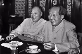 开国大典上陈毅偷偷在抽烟，还被摄像师无意间记录下来图片