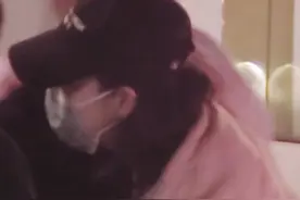 33岁倪妮深夜现身聚餐，素颜露面气质出众，与男性好友熊抱关系好图片