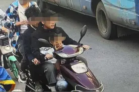 江西街头现4个熊孩子共乘1辆电动车！交警：家长在哪里？图片