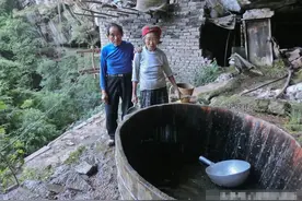 直击：恩爱老夫妻住山洞60年 有人出价百万却被拒图片