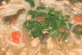 米粉这样做最好吃，加点酸菜，汤汁浓郁，吃一大碗都不够图片