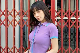 李小璐的身材真是罕见，“人瘦却丰满”，穿T恤配短裤像个大学生图片