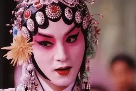 清朝“相公”生活：戏子台上扮女人，台下嘴对嘴喂客人喝酒图片